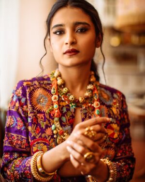 Chaitra Achar Instagram - You just have to say look at the camera…😋😉

PC: @umeshpatilstudio 
Retouch: @shubhamsingh_ret 
Styling: @stylebyaishwarya 
MUA: @prashanthmakeover 
Wearing: @samyakkclothing 
Jewelry: @vivantgolddiamonds 
Location: @jugni.blr