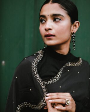 Chaitra Achar Instagram - Black can never go wrong…🤭

Styling: @beingstyl 
Styling Team : @meghakrishna.k, @nikithakrofficial