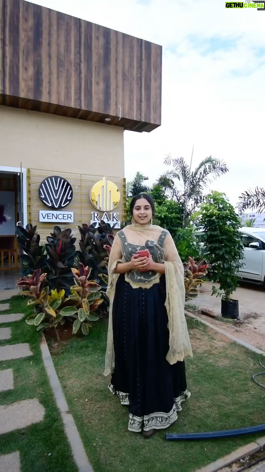 Chandana Ananthakrishna Instagram - 🌟 Announcing the Grand Launch of RAK Felicity by Vencer in #Devanahalli! 🏡✨ Luxury villa plot community in Devanahalli surrounded by Nature with delightful amenities RAK Felicity by Vencer is RERA & BIAPPA Approved plots spread across 15 acres with 296 Plots and over 30 amenities like Kid’s Play area, Jogging track, Yoga deck, Senior Citizen heaven, Outdoor Gym, Open lawn area, Swing park, 24/7 CCTV, Underground recharging & Cycling track. 🗓️ Date: 24th Nov to 26th Nov 📍 Location: Devanahalli For More details 🌐 www.vencerprojects or call 91641 41177 #RAKFelicityLaunch # DevanahalliPlots #LuxuryLiving #vencerprojects🏡 #AffordableLuxury Outfit - @label_samruddhishetty