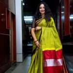 Chandana Ananthakrishna Instagram - Visiting Sheshadri Puram evening college was truly an honour for me that too with our chinnari mutta @raagu.vijay sirrrrr the most sweetest . Was inspired by the hardworking students there ! Thank you so much for making me part of your annual day ☺️ Beautiful ilkal saree from @kaimagga ❤️❤️