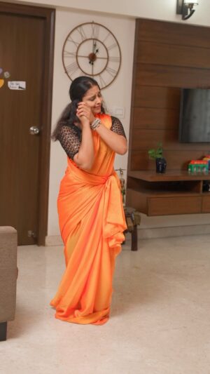 Chandana Ananthakrishna Instagram - Santoor has a rich history across three decades, and millions of women have embraced it for their skin care needs. Here’s my reason for being a loyal consumer of Santoor. What’s yours? And, if you haven’t tried it yet, you should today!
#santoor #allnewsantoor #SantoorStayYoung #sandalturmeric