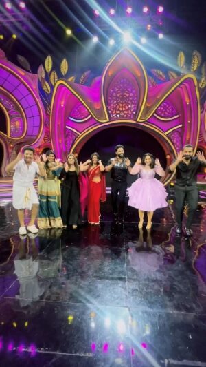 Chandana Ananthakrishna Instagram - What Jhumka ??? 🤔🤔🤔
All pure madness !! 🫣🤭🤭🫠🤫
@zeekannada 
.
.
.
#whatjhumka #whatjhumkachallange #bharjaribachelors #zeekannada #trendingsongs #reelsindia #popularnow