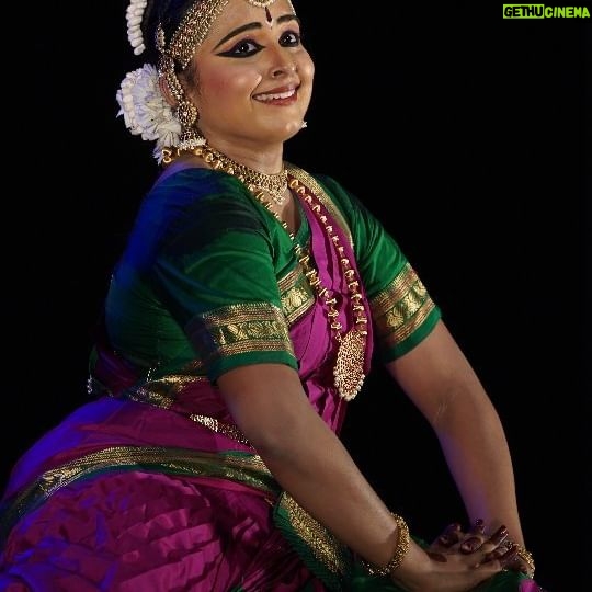 Chandana Ananthakrishna - 19.9K Likes - Let's start some spamming
A special composition choreographed for my rangapravesha from the movie shri krishnadevaraya.
Vocals :vidwan Dr Srivatsa
Natuvangam: Guru @soundaryasrivathsa
Mridangam: vidwan @samagaharsha
Flute :vidwan Raghunandan
Veene: vidwan Prashanth
Vc @drishti_clicks