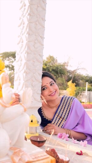 Chandana Ananthakrishna Instagram - Wishing our Nalmè family a very happy and prosperous Gowri-Ganesha habba! May the divine bless each one of you with good health and peach of mind. 🙏❤️
.
.
Talented beauty in frame @chandana_ananthakrishna😍🤗
Saree: Pure crepe silk 
Designer blouse: @maayarangdesignstudio 
Makeup: @bindusadashiv 
Hairstyle: @sangetha_makeover 
Location: @lotusarena_ 
Video: @mr.creativeofficial