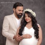 Chandana Ananthakrishna Instagram - “You never understand life until it grows inside of you.” ‒ Sandra Chami Kassis Mom to be - Chinmayi Ananthakrishna Proud chikki - @chandana_ananthakrishna Makeup & hair - @enlivenmakeoverbysushma #makeupartistrybysushma Photography - @naveenvcphotography Costume - @rentyourlook_by_chandangowda Tiara - @aarayana_bridal_zone Follow @enlivenmakeoverbysushma ✨ Bridal | Non bridal bookings - 077951 07626 ✨ One - one makeup workshops | saree draping worshops | Bridal makeup course - 077951 07626 ✨ Saree pre-pleating #enlivenmakeoverbysushma #maternityshoot #makeupartistsushma #bridalmakeup #bridalmakeupartistbangalore #southindianbridalmakeupartist #bangaloremua #southindianmua #celebritymakeupartist #bridalmakeupartist #southindianbride #bangaloremakeupartist #weddingmakeup #weddingmakeupartist #softglam #softcurls #dewymakeup