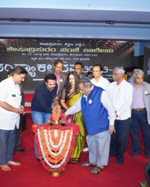 Chandana Ananthakrishna Instagram - Visiting Sheshadri Puram evening college was truly an honour for me that too with our chinnari mutta @raagu.vijay sirrrrr the most sweetest . Was inspired by the hardworking students there ! Thank you so much for making me part of your annual day ☺️
Beautiful ilkal saree from @kaimagga ❤️❤️