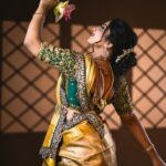 Chandana Ananthakrishna Instagram - A symphony of ethereal beauty! Draped in opulent hues , she exudes grace and charm , leaving a trail of enchantment. Unleash your inner diva with sophistication and style . Actress : @chandana_ananthakrishna Designer/ Styling: @vibbhinna Mua : @makeoverby__ashagowda Concept credits : @_dha_rshiniii Jewels : @navrathan1954 Photography: @dimaphotographystudio Location : VIBBHINNA studio #reelsinstagram #reelsindia #designer #design #bridal #bridaldesigner #photo #photooftheday #photoshoot #saree #jayanagar #bride #bridetobe #customise #customization #vibbhinna #vibbhinnacollection