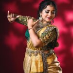 Chandana Ananthakrishna Instagram - A symphony of ethereal beauty! Draped in opulent hues , she exudes grace and charm , leaving a trail of enchantment. Unleash your inner diva with sophistication and style . Actress : @chandana_ananthakrishna Designer/ Styling: @vibbhinna Mua : @makeoverby__ashagowda Concept credits : @_dha_rshiniii Jewels : @navrathan1954 Photography: @dimaphotographystudio Location : VIBBHINNA studio #reelsinstagram #reelsindia #designer #design #bridal #bridaldesigner #photo #photooftheday #photoshoot #saree #jayanagar #bride #bridetobe #customise #customization #vibbhinna #vibbhinnacollection