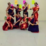 Chandana Ananthakrishna Instagram - Our calm down routine 😌 VC @kruti_iyengar @_keerthanak @bhuvana.__ @shubha_dhar760 @mahitha_hebbar @chandana_ananthakrishna @navy.varma @dixit._2000 @performing.arts.jain.univ #reels #dancereels #calmdown #bharatanatyam #mudradhananjay #mudra