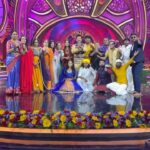 Chandana Ananthakrishna Instagram - ಚನ್ನಪ್ಪ ಗೌಡ್ರು-ಚನ್ನಪ್ಪ ಗೌಡ್ತಿಯರ ಸ್ಟೇಜ್ ಫೈಟ್! #BharjariBachelors #ZKReels #ZeeOnTheGoReels #ZeeKannada #BayasidaBaagiluTegeyona
