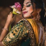 Chandana Ananthakrishna Instagram - ಕಮಲದ ಕಣ್ಣೋಳೆ ಕಮಲದ ಮೊಗದೊಳೆ ಕಮಲವ ಕೈಯಲ್ಲಿ ಹಿಡಿದೋಳೆ ಎಲ್ಲರಿಗು ವರಮಹಾಲಕ್ಷ್ಮಿ ಹಬ್ಬದ ಶುಭಾಶಯಗಳು Designer/ Stying - @vibbhinna MUA - @makeoverbg__ashagowda Concept credits : @_dha_rshiniii Photographer: @dimaphotography Hair : @makeup_artistryby_nirmala Jewels :@navrathan1954
