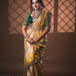 Chandana Ananthakrishna Instagram - ಕಮಲದ ಕಣ್ಣೋಳೆ ಕಮಲದ ಮೊಗದೊಳೆ ಕಮಲವ ಕೈಯಲ್ಲಿ ಹಿಡಿದೋಳೆ ಎಲ್ಲರಿಗು ವರಮಹಾಲಕ್ಷ್ಮಿ ಹಬ್ಬದ ಶುಭಾಶಯಗಳು Designer/ Stying - @vibbhinna MUA - @makeoverbg__ashagowda Concept credits : @_dha_rshiniii Photographer: @dimaphotography Hair : @makeup_artistryby_nirmala Jewels :@navrathan1954
