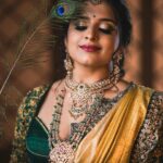 Chandana Ananthakrishna Instagram - ಕಮಲದ ಕಣ್ಣೋಳೆ ಕಮಲದ ಮೊಗದೊಳೆ ಕಮಲವ ಕೈಯಲ್ಲಿ ಹಿಡಿದೋಳೆ ಎಲ್ಲರಿಗು ವರಮಹಾಲಕ್ಷ್ಮಿ ಹಬ್ಬದ ಶುಭಾಶಯಗಳು Designer/ Stying - @vibbhinna MUA - @makeoverbg__ashagowda Concept credits : @_dha_rshiniii Photographer: @dimaphotography Hair : @makeup_artistryby_nirmala Jewels :@navrathan1954