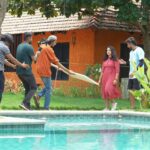 Chandana Ananthakrishna Instagram - Making stills from our next, ರಾಧೆ. A @sioj_suraj Musical Directed by @the_nikhilshetty Cinematography @manushankar333 Editor @nagendrakujjani Co artists @sharathgowdaa @bhargav_venki @nagarjun_setty__ Stills @iamramanand 🙌. #raadhe #filmmaking #bts