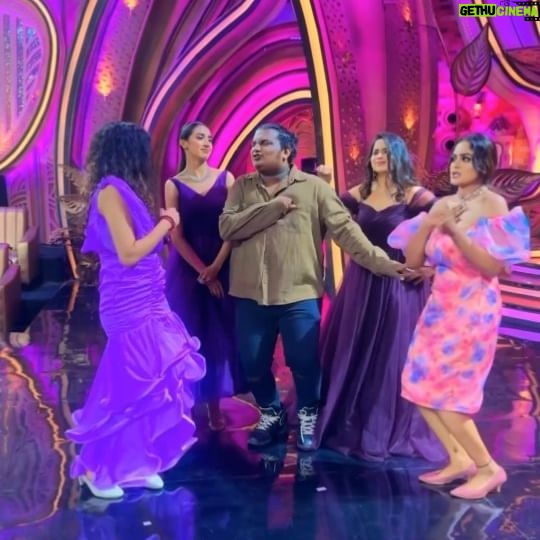 Chandana Ananthakrishna - 45.8K Likes - ಬೇಗಂಗಳ ನಡುವೆ ಸುಲ್ತಾನನಾದ ಸೂರಜ್!
#BharjariBachelors #IvrigellaYaarBeeltaare #ZKReels #ZeeOnTheGoReels #ZeeKannada #BayasidaBaagiluTegeyona