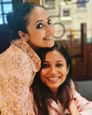 Chandrayee Ghosh Instagram - I can be anything I want to .. with my 'everythings ' !! 🤗😘❤️ Blessed to have you all in my life ! 💫
.
.
.
.
.
#withmyeverythings #friendsforlife #blessed #lotsoflove #instagram #potd #instafit #carouselpost #chandreyeeghosh #official_chandreyee_ghosh 
[With my everything, friends for life, lots of love, friends outing, lots of fun , chandreyee ghosh ]