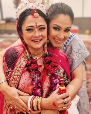 Chandrayee Ghosh Instagram - So good to see you happy! Khub bhalo thaak tora Rupanjana aar Ratool 💫❤️🤗
.
.
.
.
.
.
#happymarriedlife #stayblessedtogether #congratulations #greatlifeahead #stayhappy #instashare #potd #instagood #insgram #chandreyeeghosh #official_chandreyee_ghosh