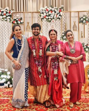 Chandrayee Ghosh Instagram - So good to see you happy! Khub bhalo thaak tora Rupanjana aar Ratool 💫❤️🤗
.
.
.
.
.
.
#happymarriedlife #stayblessedtogether #congratulations #greatlifeahead #stayhappy #instashare #potd #instagood #insgram #chandreyeeghosh #official_chandreyee_ghosh