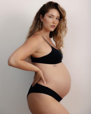 Chanel Celaya Instagram - A quick little maternity shoot with @alyssafior 💕
