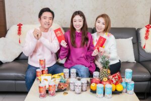 Chanel Wang Instagram - 新年來啦! 大家新年快樂🫶🏻💗
不免俗的 長大的女兒要來盡孝道囉!😚
將將✨
捕捉到爸媽開心到合不攏嘴的發送紅包時刻🧧
.
今年經歷了好多事情
忙碌又充實的過完一年
終於能和最愛的家人團聚在一起迎接龍年的到來🐉
.
今年除了幫忙打掃家裡之外
還多了採買的超級任務👊
八寶粥好運聚財😚
花生仁湯好事花生🥜 
燕麥奶花生清爽健康✌🏻
平平安安的蘋果🍎
大吉大利的橘子🍊
好運旺旺來的鳳梨🍍
祝大家今年一樣好運龍來、健康快樂💗
 .
購買通路：全聯、家樂福、大潤發等各大賣場
免扛送到家：https://momo.dm/YrqfqJ