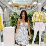 Chang Seung-yeon Instagram - 📍신세계 강남점 5층에 위치한 @aliceandolivia 매장에 다녀왔어요 *✧･ﾟ*˖·.❀ ❛ ֊ ❛ ❀ #광고 이번 24SS 제품들은 너무 싱그럽고 향긋한 느으낌 이더라고요! 옷을 입고 구경하는 내내 기분이 좋았답니다,,🌱 🗽뉴욕 브랜드인 만큼 개성 넘치고, 고급스러운 의류에 반해버렸..✨ 제가 입은 드레스는 ‘Daisy Tiered Ruffle Mini Dress’ 👗 ! ! 너무 청량•사랑스럽고, 라인이 보완되면서 편안함까지 🥹 외에도 너무 이쁜 옷이 많아서 아주 힘들었네요.. 😮‍💨 이번 봄, 여름 옷은 앨리스앤올리비아 에서 만나보세요 ♥ - ♥ #앨리스앤올리비아 #aliceandolivia #신세계강남