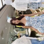 Chang Seung-yeon Instagram - 📍신세계 강남점 5층에 위치한 @aliceandolivia 매장에 다녀왔어요 *✧･ﾟ*˖·.❀ ❛ ֊ ❛ ❀ #광고 이번 24SS 제품들은 너무 싱그럽고 향긋한 느으낌 이더라고요! 옷을 입고 구경하는 내내 기분이 좋았답니다,,🌱 🗽뉴욕 브랜드인 만큼 개성 넘치고, 고급스러운 의류에 반해버렸..✨ 제가 입은 드레스는 ‘Daisy Tiered Ruffle Mini Dress’ 👗 ! ! 너무 청량•사랑스럽고, 라인이 보완되면서 편안함까지 🥹 외에도 너무 이쁜 옷이 많아서 아주 힘들었네요.. 😮‍💨 이번 봄, 여름 옷은 앨리스앤올리비아 에서 만나보세요 ♥ - ♥ #앨리스앤올리비아 #aliceandolivia #신세계강남