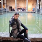 Chanidapa Pongsilpipat Instagram - The Roman Baths 🏛️ เป็นบ่อน้ำพุร้อนตามธรรมชาติอุณหภูมิประมาณ 46 องศา มีอายุมากกว่า 2,000 ปี เป็นโรงอาบน้ำโบราณขนาดใหญ่ที่ใช้ประกอบพิธีทางศาสนา ใช้ชำระล้างความสะอาดบริสุทธิ์และบำบัดโรค #เบสท์ เคยมาที่นี่เมื่อ 20 ปีที่แล้ว ทุกอย่างยังเหมือนเดิมไม่เปลี่ยนแปลง #tb #theromanbaths #romanbaths #romanbathsmuseum #bath #UK #ChaniInUK #celine 🧣: @hausoffurs #HOF1002