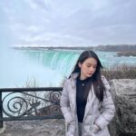 Chanidapa Pongsilpipat Instagram - Niagara Falls เป็นน้ำตกที่ใหญ่ที่สุดในโลก เคยมาแล้ว 2 รอบฝั่งอเมริกา 🇺🇸 แต่รอบที่ 3 นี้มาฝั่งแคนาดา 🇨🇦 ที่เค้าว่ากันว่าสวยกว่า ซึ่งก็สวยกว่าจริงๆ บอกเลยต้องมาดูด้วยตาตัวเอง เป็นธรรมชาติที่อลังมาก น้ำสีสวยอมเขียว เสียดายวันที่ไปฝนตกทั้งวัน ฟ้าปิดเลยถ่ายมาได้แค่ประมาณนี้ อดเห็นสายรุ้งเลย 🌈 #niagara #niagarafalls #niagarafallscanada #ontario #canada #ChaniInCA #dior #valentino