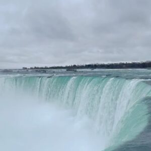 Chanidapa Pongsilpipat Instagram - Niagara Falls เป็นน้ำตกที่ใหญ่ที่สุดในโลก เคยมาแล้ว 2 รอบฝั่งอเมริกา 🇺🇸 แต่รอบที่ 3 นี้มาฝั่งแคนาดา 🇨🇦 ที่เค้าว่ากันว่าสวยกว่า ซึ่งก็สวยกว่าจริงๆ บอกเลยต้องมาดูด้วยตาตัวเอง เป็นธรรมชาติที่อลังมาก น้ำสีสวยอมเขียว เสียดายวันที่ไปฝนตกทั้งวัน ฟ้าปิดเลยถ่ายมาได้แค่ประมาณนี้ อดเห็นสายรุ้งเลย 🌈 #niagara #niagarafalls #niagarafallscanada #ontario #canada #ChaniInCA #dior #valentino