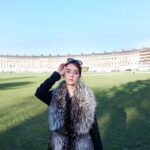 Chanidapa Pongsilpipat Instagram - The Royal Crescent คือ อาคารรูปพระจันทร์เสี้ยว เป็นสถาปัตยกรรม Georgian ที่มีขนาดใหญ่ที่สุดในอังกฤษ ความยาวประมาณ 150 เมตร พยายามถ่ายเก็บให้หมดคือยากมากจริงๆ ได้แค่นี้แหละ 😅 #tb #theroyalcrescent #royalcrescent #royalvictoriapark #bath #UK #ChaniInUK 🧣: @hausoffurs #HOF1002