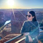 Chanidapa Pongsilpipat Instagram - เดินอย่างไกลเพื่อมาตรง Horseshoe Bend คุ้มค่าจริงเพราะสวยมาก แต่เสียดายย้อนแสงไปหน่อย 🐎🧲 #horseshoebend #coloradoriver #arizona #california #USA #ChaniInUSA #gucci #valentino #flatFF0659