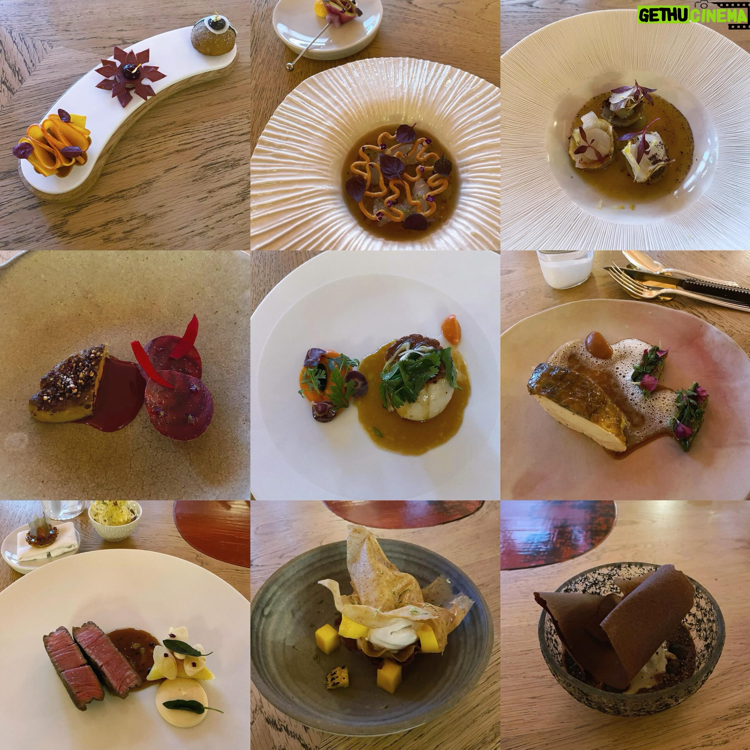 Chanidapa Pongsilpipat Instagram - 3-Michelin Star French Fine Dining. ⭐️⭐️⭐️🇫🇷 เป็นมื้อกลางวันที่แสนจะยาวนาน (เพราะรออาหารนาน) ร้านนี้เป็น Michelin 3 ดาวที่จองมาตั้งแต่อยู่ไทย และเสิร์ฟเป็นคอร์ส 5 หรือ 7 จาน #เบสท์ ไม่อยากทานเยอะเลยเลือกแค่ 5 พอ เพราะอีก 2 จานที่เพิ่มคือ Turbot กับ Dessert มื้อนี้ใช้เวลาในการทานประมาณ 2 ชม.ครึ่ง ทานเสร็จออกมาฟ้ามืด (เพราะที่นี่ช่วงหน้าหนาว 3 โมงกว่าๆก็แสงหมดแล้ว) 🌅 หลักๆรสชาติดี วัตถุดิบคุณภาพดี แต่ราคาก็แรงเอาเรื่องอยู่ เมนูที่ชอบที่สุดคือ foie gras กับ scallop จาก Scotland 🏴 ที่ตัวใหญ่มากกก สด หวาน เด้งๆ และมี main ที่สั่ง add on คือ A5 Wagyu beef ที่เสียเพิ่มจากราคาต่อคน £115 (เนื้อจานละ 5,000 😱) ตอนเช็คบิลก็งงๆหน่อยมีค่า street smart (ค่าอะไรไม่รู้ ใครรู้ช่วยเม้นบอกที) £1 และ charity £1 แต่นิดหน่อยไม่เป็นไร มื้อนี้ 5 courses คนละ £175 (ก่อน Vat 20% SRV 12.5%) ถือว่าประทับใจนะ อาหารดี บริการดี แต่เสียที่ทิ้งช่วงเสิร์ฟนานไปหน่อย หรือเพราะเราหิวและรีบไปต่อก็ไม่รู้ 555 #tb #helenedarroze #helenedarrozeattheconnaught #3michelinstars #finedining #frenchcusine #mayfair #london #UK #ChaniinUK #chanidapig
