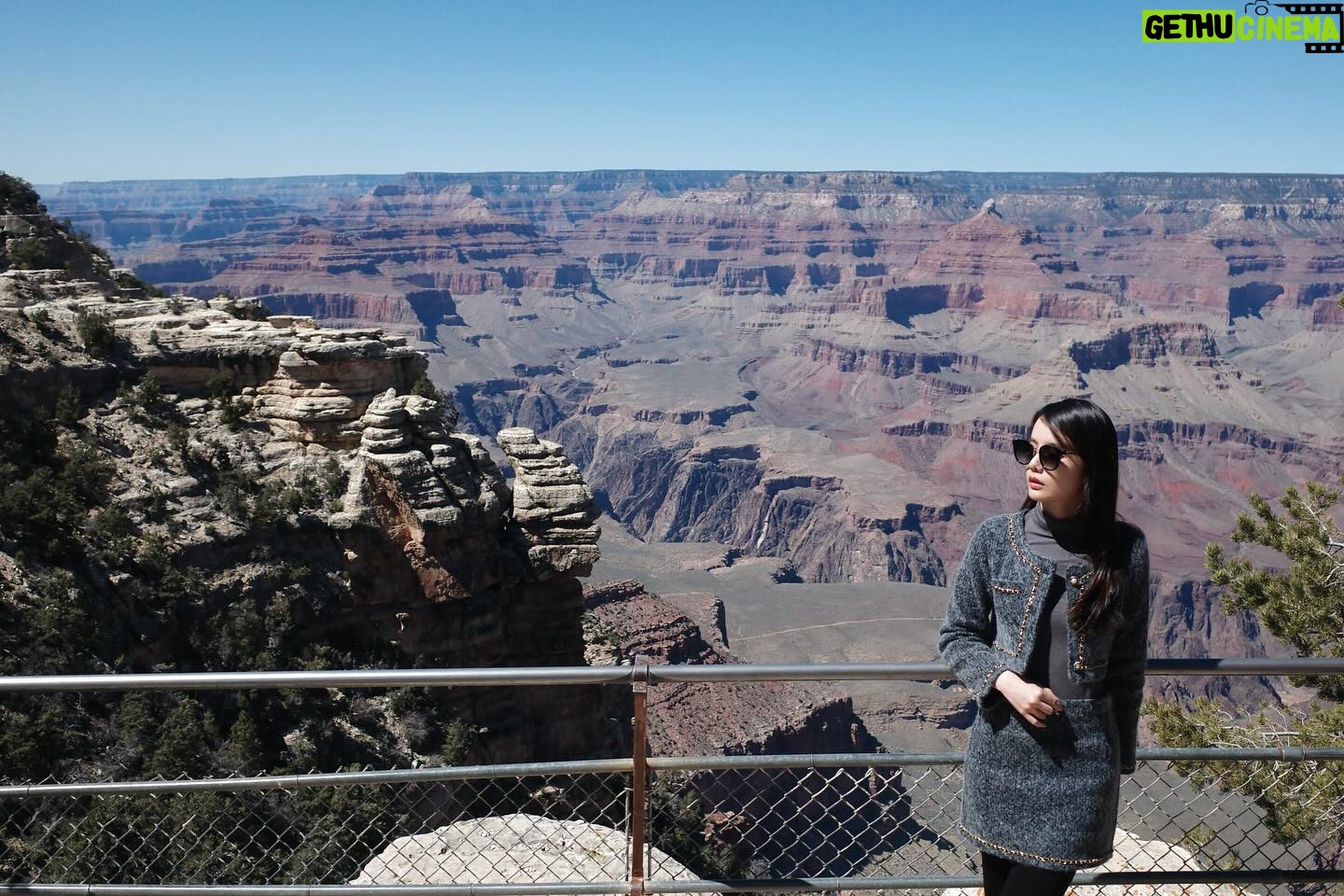 Chanidapa Pongsilpipat Instagram - Wonder of Nature. ⛰️🇺🇸 #grandcanyon #grandcanyonnationalpark #yellowstone #arizona #USA #ChaniInUSA #RicohGRIII #gucci #flatFF0659