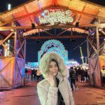 Chanidapa Pongsilpipat Instagram - Winter Wonderland! ❄️🎡🎢🎠🎪 ฝนตก ลมแรง พื้นแฉะ รองเท้าเละ แถมคนต่อคิวเล่นเครื่องเล่นเยอะ สรุปได้เล่นแค่เกมซุ้มกับซื้อขนม ⛄️ #tb #winterwonderland #hypeparkwinterwonderland #hypepark #london #UK #ChaniInUK