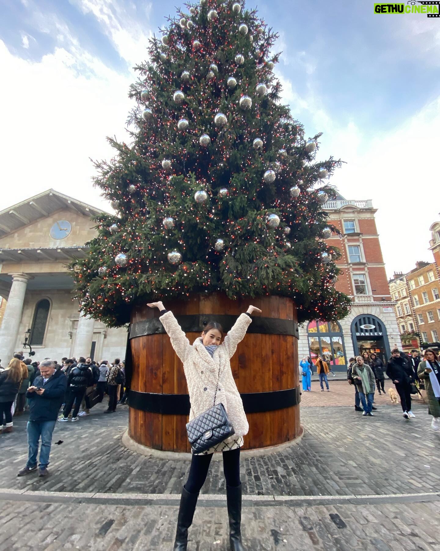 Chanidapa Pongsilpipat Instagram - Christmas tree in Covent Garden.🎄🇬🇧 #tb #coventgarden #london #UK #ChaniInUK #chanel