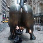Chanidapa Pongsilpipat Instagram - มาแต่เช้าเพื่อถ่าย 🐂 และ 👧🏻 ที่ถูกย้ายไปอีกที่ 🇺🇸 #chargingbull #chargingbullnyc #chargingbullwallstreet #wallstreet #newyork #NYC #USA #ChaniInUSA #RicohGRIII #chanel #michaelkors