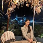Chanidapa Pongsilpipat Instagram - Coppa Club สาขา Tower Bridge เป็นร้านที่จองล่วงหน้าผ่านเว็บ ตอนกดดูครั้งแรกในระบบขึ้นว่าเต็มหมด แต่ด้วยความพยายามของเรา เลยโทรจากไทยไปอังกฤษถามที่ร้านว่าเปิดจองรอบหน้าอีกทีวันไหนเมื่อไหร่ พอได้วันเวลาเปิดจองมาปุ๊ป ไอเราก็เฝ้าหน้าคอม ตั้งนาฬิกาปลุกตามเวลาไทยเพื่อจอง และก็สำเร็จ 😌 อยากนั่งใน Igloo ต้องได้นั่ง 😁 แถมโชคดีมากๆที่ได้นั่งมุมดี ด้านหลังเป็นวิว Tower Bridge ตอนกลางคืนเปิดไฟสวยเลย ส่วนรสชาติอาหารอาจจะกลางๆ ไม่โดดเด่น แต่ราคาโอเคนะ ไม่แรงมาก เน้นมากินบรรยากาศโรแมนติกล้วนๆ #tb #coppaclub #coppaclubigloos #coppaclubtowerbridge #coppaclublondon #towerbridge #towerbridgelondon #london #UK #ChaniInUK #chanel