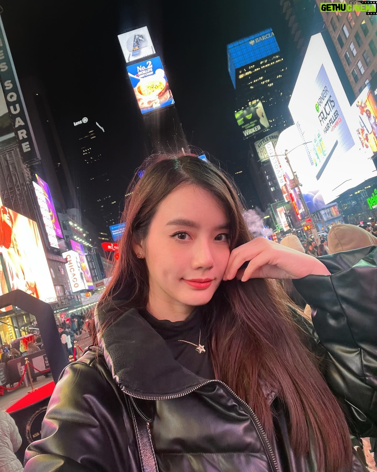 Chanidapa Pongsilpipat Instagram - Times Square, NYC. ππΊπΈ #timessquare #manhattan #newyork #NYC #USA #ChaniInUSA #chanel #dior #toryburch