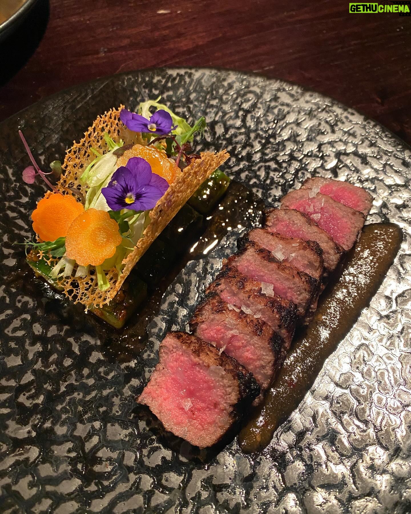 Chanidapa Pongsilpipat Instagram - 1-Michelin Star Cantonese Restaurant in London. ⭐️🇨🇳 มื้อเที่ยงนี้สั่งเป็น a la carte ติ่มซำ Wagyu Beef กับ Lobster คือดีมาก เป็ดย่าง Truffle หนังกรอบเนื้อนุ่ม แนะนำต้องจอง online มาก่อน walk-in ไม่ได้กินนะจ๊ะบอกเลย ที่นี่ Vat 15% Service charge 20% สิริรวมมื้อนี้อยู่ที่ £311.65 🥲 #tb #hakkasanmayfair #moderncantonesecuisine #mayfair #london #UK #ChaniInUK #chanidapig