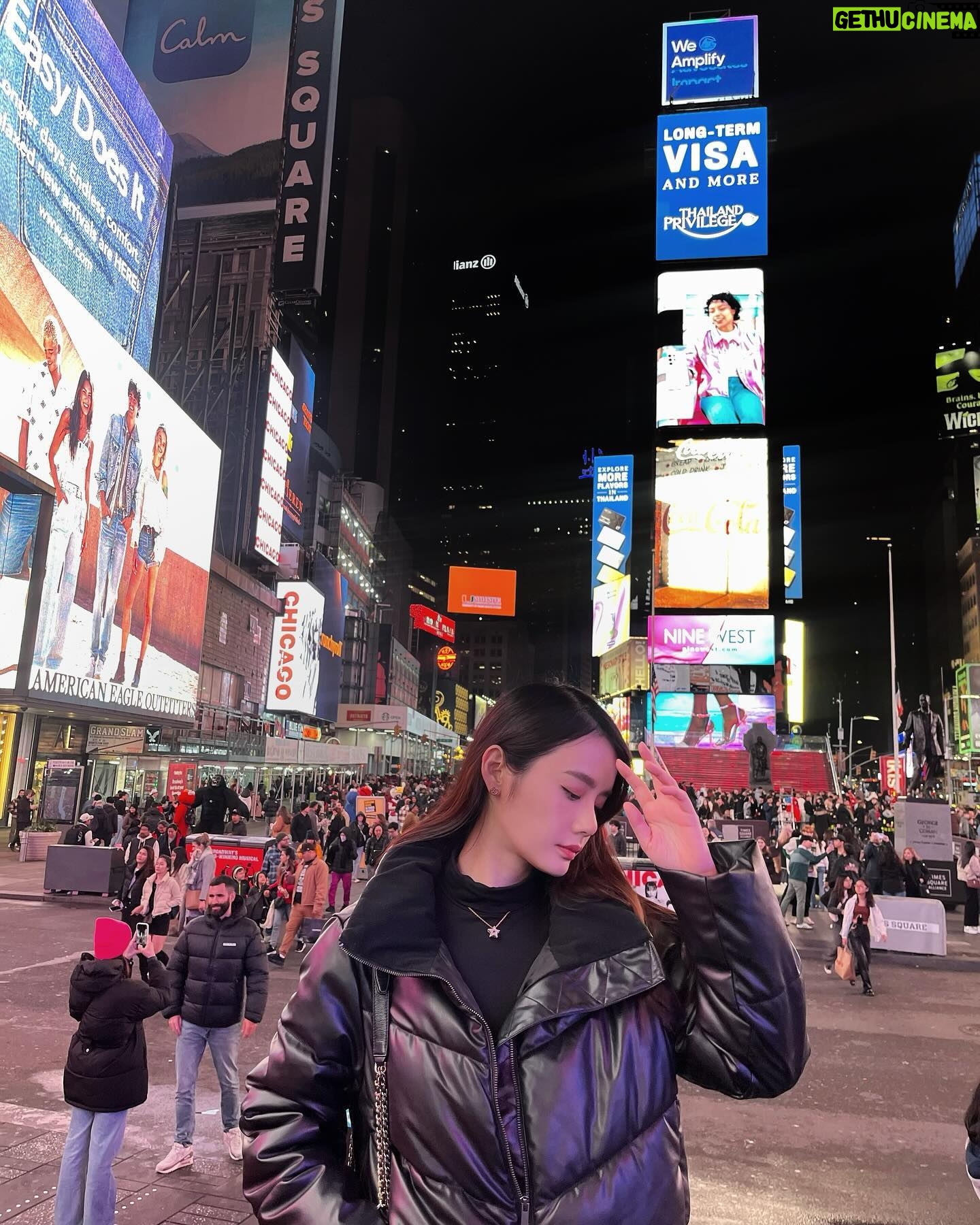 Chanidapa Pongsilpipat Instagram - Times Square, NYC. ππΊπΈ #timessquare #manhattan #newyork #NYC #USA #ChaniInUSA #chanel #dior #toryburch