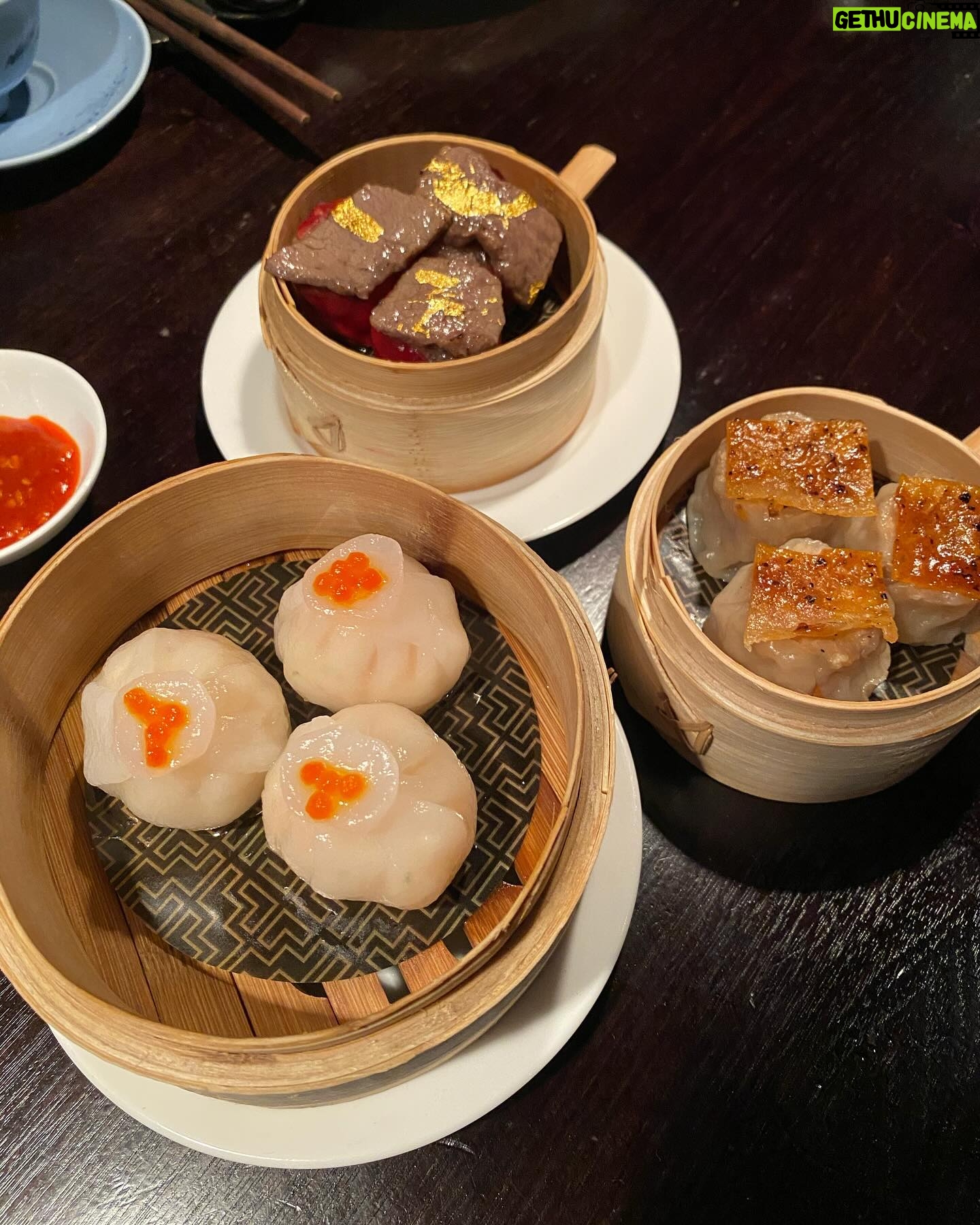 Chanidapa Pongsilpipat Instagram - 1-Michelin Star Cantonese Restaurant in London. ⭐️🇨🇳 มื้อเที่ยงนี้สั่งเป็น a la carte ติ่มซำ Wagyu Beef กับ Lobster คือดีมาก เป็ดย่าง Truffle หนังกรอบเนื้อนุ่ม แนะนำต้องจอง online มาก่อน walk-in ไม่ได้กินนะจ๊ะบอกเลย ที่นี่ Vat 15% Service charge 20% สิริรวมมื้อนี้อยู่ที่ £311.65 🥲 #tb #hakkasanmayfair #moderncantonesecuisine #mayfair #london #UK #ChaniInUK #chanidapig