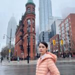 Chanidapa Pongsilpipat Instagram - Rainy day in Toronto. 🌧️🇨🇦 ฝนตกก็สู้ตาย ตัวเปียกไปเลยฉ่ำๆ #gooderhambuilding #toronto #canada #ChaniInCA #valentino