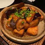 Chanidapa Pongsilpipat Instagram - 1-Michelin Star Cantonese Restaurant in London. ⭐️🇨🇳 มื้อเที่ยงนี้สั่งเป็น a la carte ติ่มซำ Wagyu Beef กับ Lobster คือดีมาก เป็ดย่าง Truffle หนังกรอบเนื้อนุ่ม แนะนำต้องจอง online มาก่อน walk-in ไม่ได้กินนะจ๊ะบอกเลย ที่นี่ Vat 15% Service charge 20% สิริรวมมื้อนี้อยู่ที่ £311.65 🥲 #tb #hakkasanmayfair #moderncantonesecuisine #mayfair #london #UK #ChaniInUK #chanidapig
