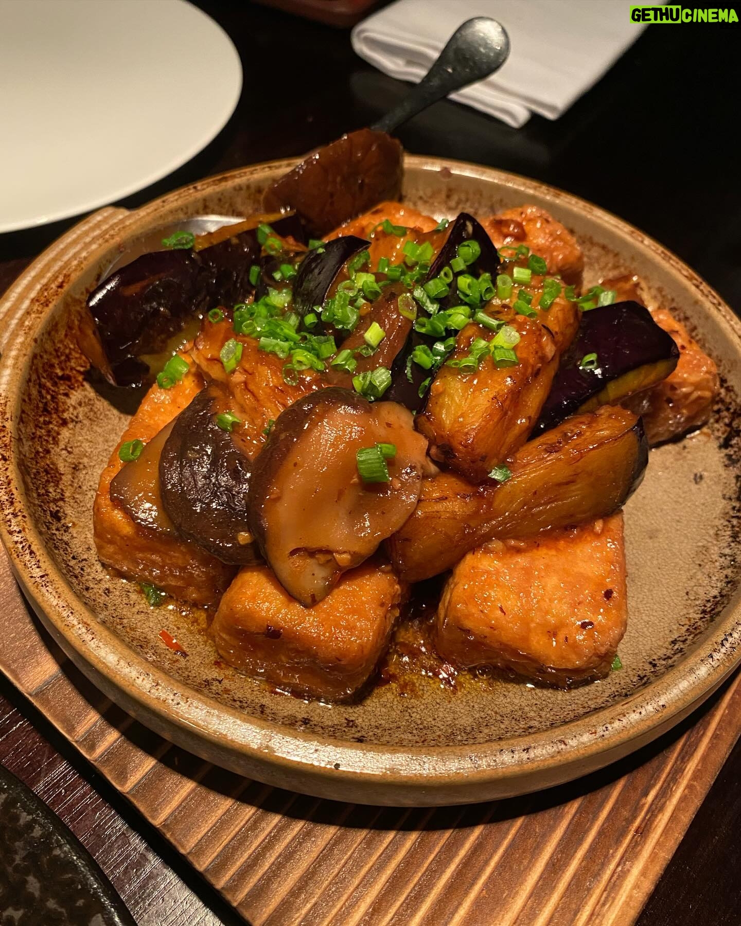 Chanidapa Pongsilpipat Instagram - 1-Michelin Star Cantonese Restaurant in London. ⭐️🇨🇳 มื้อเที่ยงนี้สั่งเป็น a la carte ติ่มซำ Wagyu Beef กับ Lobster คือดีมาก เป็ดย่าง Truffle หนังกรอบเนื้อนุ่ม แนะนำต้องจอง online มาก่อน walk-in ไม่ได้กินนะจ๊ะบอกเลย ที่นี่ Vat 15% Service charge 20% สิริรวมมื้อนี้อยู่ที่ £311.65 🥲 #tb #hakkasanmayfair #moderncantonesecuisine #mayfair #london #UK #ChaniInUK #chanidapig