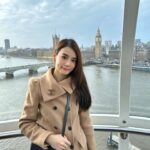 Chanidapa Pongsilpipat Instagram - ทุกอย่างต้องจองล่วงหน้าแม้กระทั่งขึ้น London Eye ก็ต้องจองตั้งแต่อยู่ไทย ไม่มีวันให้เลือกนะ เพราะมีแค่วันเดียวที่เหลือ ข้างบนวิวสวย แต่ก็ต้องแย่งชิงมุม Big Ben นี้กับผู้คนอยู่นะ 🎡 #tb #londoneye #bigben #westminster #london #UK #ChaniInUK #celine #chanel