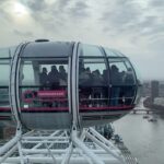 Chanidapa Pongsilpipat Instagram - ทุกอย่างต้องจองล่วงหน้าแม้กระทั่งขึ้น London Eye ก็ต้องจองตั้งแต่อยู่ไทย ไม่มีวันให้เลือกนะ เพราะมีแค่วันเดียวที่เหลือ ข้างบนวิวสวย แต่ก็ต้องแย่งชิงมุม Big Ben นี้กับผู้คนอยู่นะ 🎡 #tb #londoneye #bigben #westminster #london #UK #ChaniInUK #celine #chanel