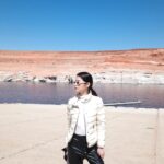 Chanidapa Pongsilpipat Instagram - พายเรือ Kayak ครั้งแรก 🛶 ที่ Lake Powell ท่ามกลางแดดแรงแสบผิวมาก ถือเป็นประสบการณ์ใหม่ที่ไม่เคยทำ ท่าพายคือดูไม่ได้ แต่พายไป-กลับ 1 ชม.ได้ถือว่ารอด หลังพายคือปวดแขน ปวดหลัง ปวดไหล่สุดๆ 😅 ค่าเสียหาย 1 ชม. $109 ประมาณ 4,000 บาท #kayak #kayaking #lakepowell #coloradoriver #arizona #USA #ChaniInUSA #RicohGRIII #ysl #moncler