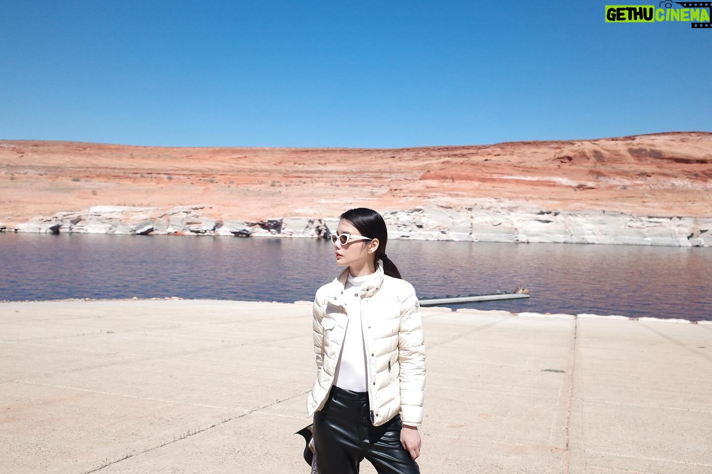 Chanidapa Pongsilpipat Instagram - พายเรือ Kayak ครั้งแรก 🛶 ที่ Lake Powell ท่ามกลางแดดแรงแสบผิวมาก ถือเป็นประสบการณ์ใหม่ที่ไม่เคยทำ ท่าพายคือดูไม่ได้ แต่พายไป-กลับ 1 ชม.ได้ถือว่ารอด หลังพายคือปวดแขน ปวดหลัง ปวดไหล่สุดๆ 😅 ค่าเสียหาย 1 ชม. $109 ประมาณ 4,000 บาท #kayak #kayaking #lakepowell #coloradoriver #arizona #USA #ChaniInUSA #RicohGRIII #ysl #moncler