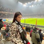 Chanidapa Pongsilpipat Instagram - AS Roma VS AC Milan ⚽️ เป็นการดูบอลที่สนามจริงครั้งแรกในชีวิตที่หนาวมาก จมูกแดง มือชา แต่สนุกและลุ้นตลอด ไม่รู้สึกง่วงเลยทั้งๆที่เตะกันดึกมาก 🤧 #tb #asroma #acmilan #footballmatch #sansiro #sansirostadium #milan #milano #italy #ChaniInEU