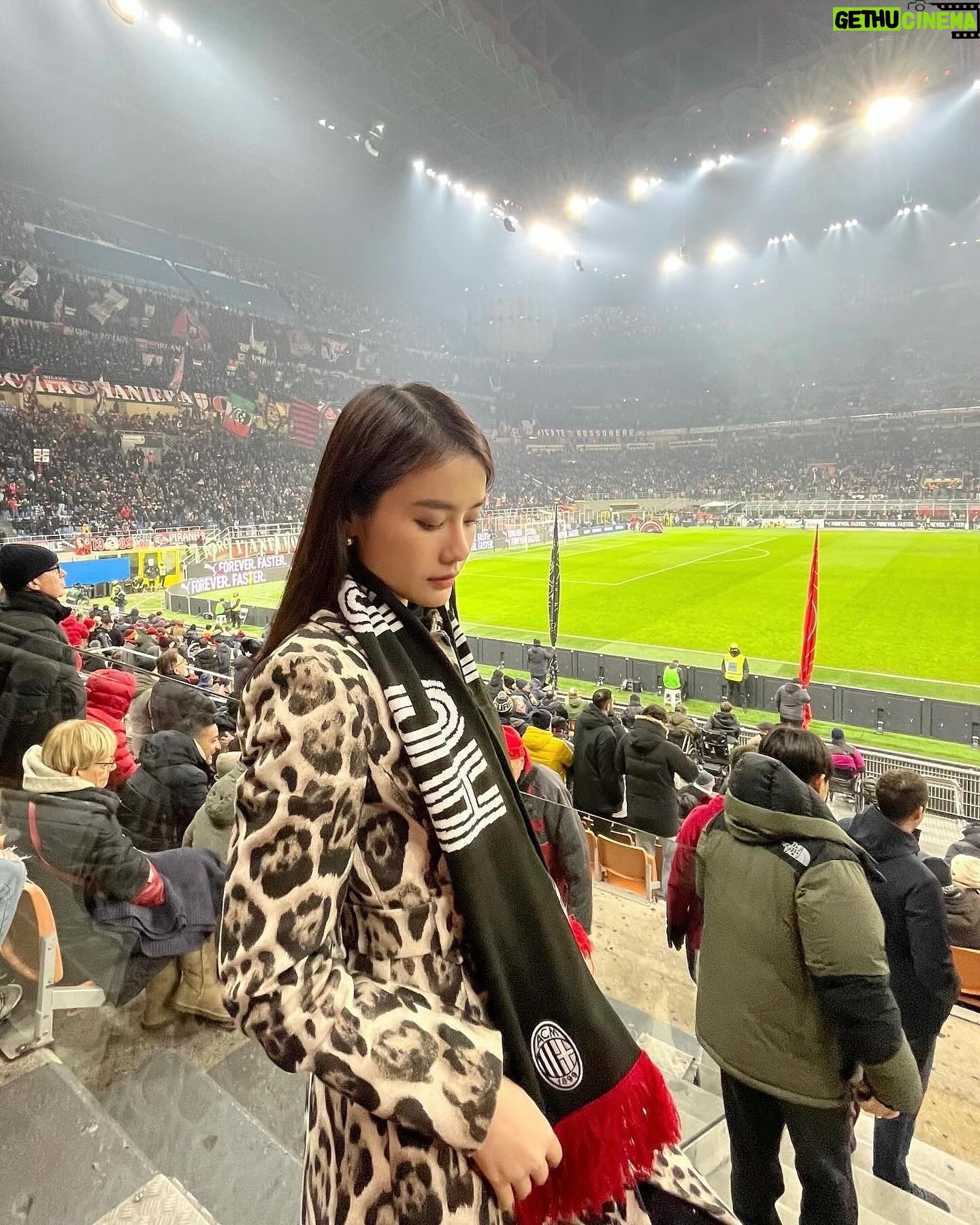 Chanidapa Pongsilpipat Instagram - AS Roma VS AC Milan ⚽️ เป็นการดูบอลที่สนามจริงครั้งแรกในชีวิตที่หนาวมาก จมูกแดง มือชา แต่สนุกและลุ้นตลอด ไม่รู้สึกง่วงเลยทั้งๆที่เตะกันดึกมาก 🤧 #tb #asroma #acmilan #footballmatch #sansiro #sansirostadium #milan #milano #italy #ChaniInEU